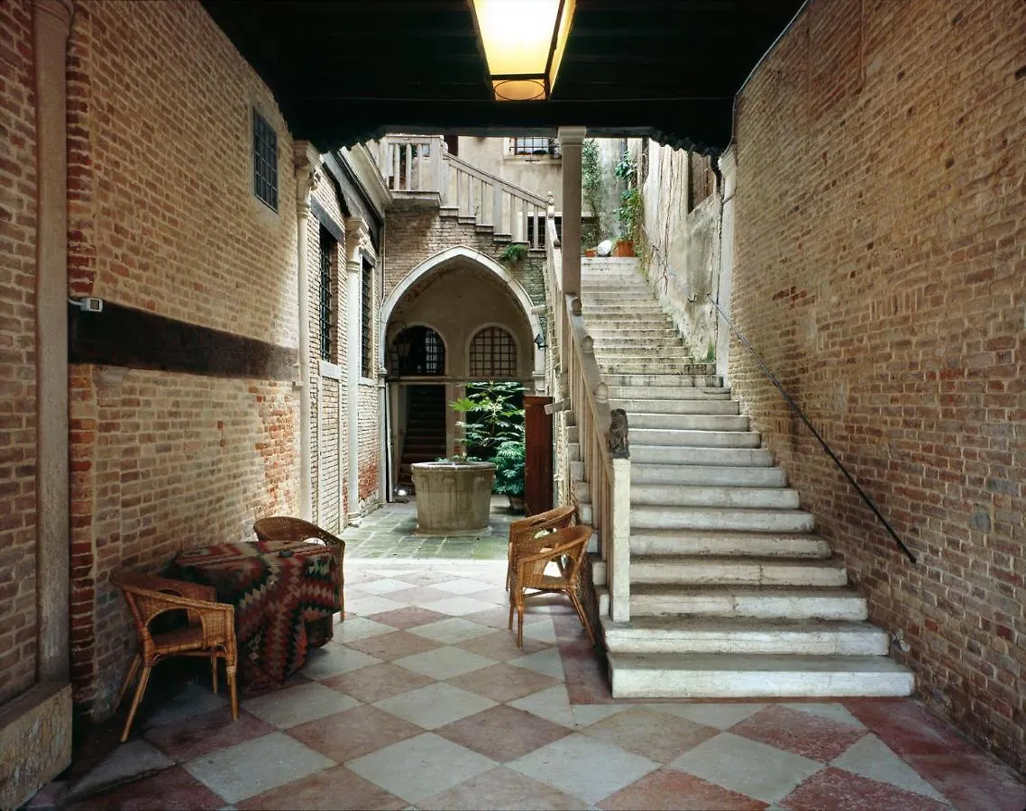 Private Room In A Gothic Palazzo Dona In The Center Of Venice