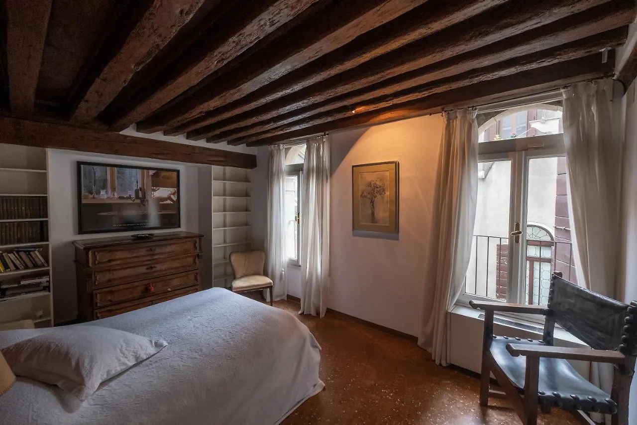 Private Room In A Gothic Palazzo Dona In The Center Of Venice