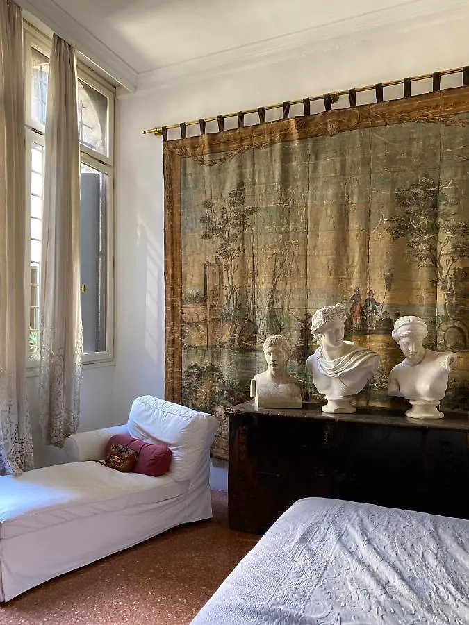 Private Room In A Gothic Palazzo Dona In The Center Of Venice